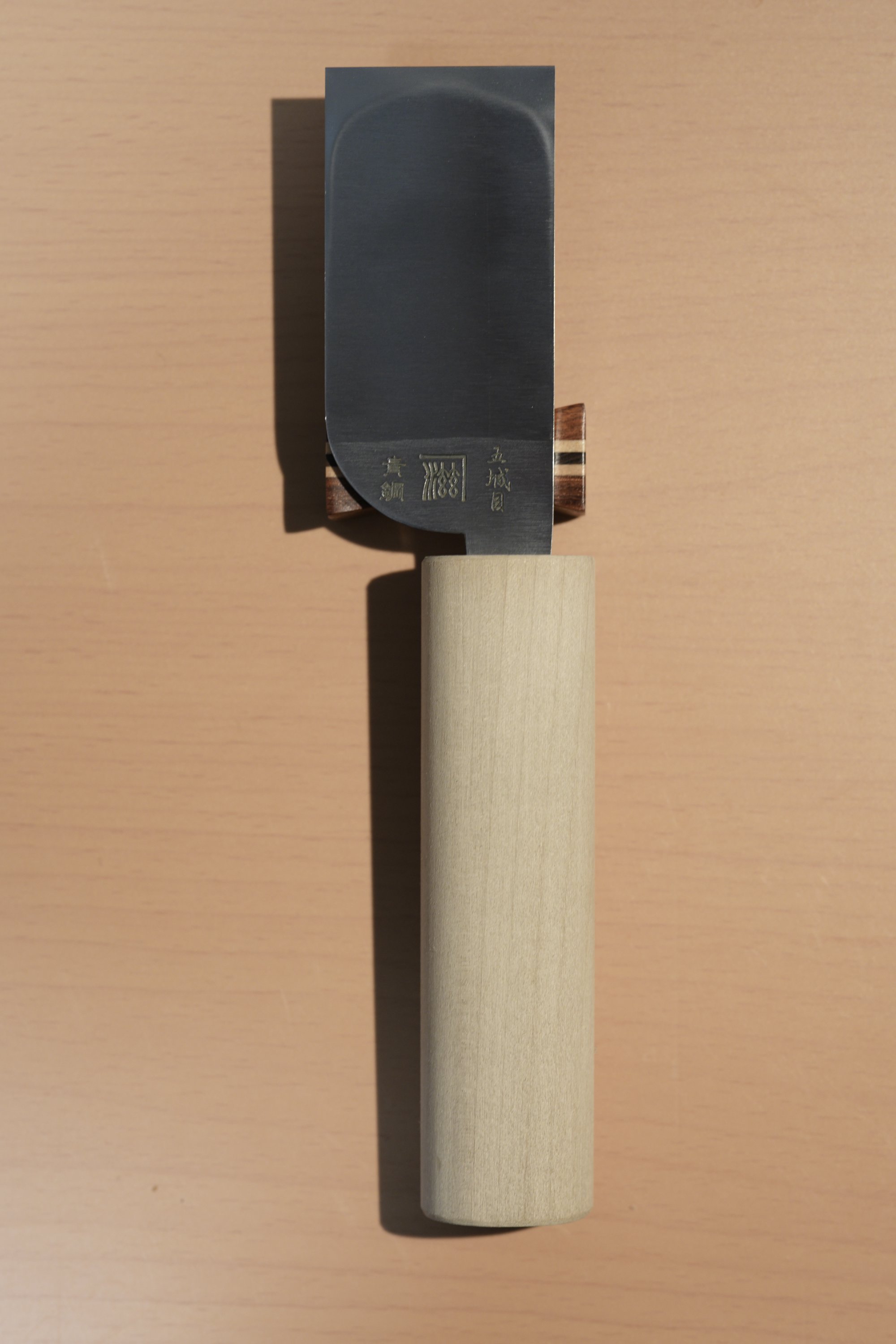 布川刃物製作所の革包丁 36mm (右)、刻印のある面