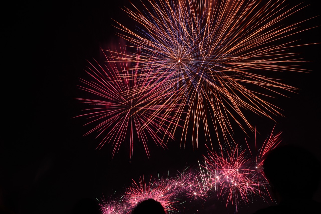 夜空に広がる赤や橙色の花火